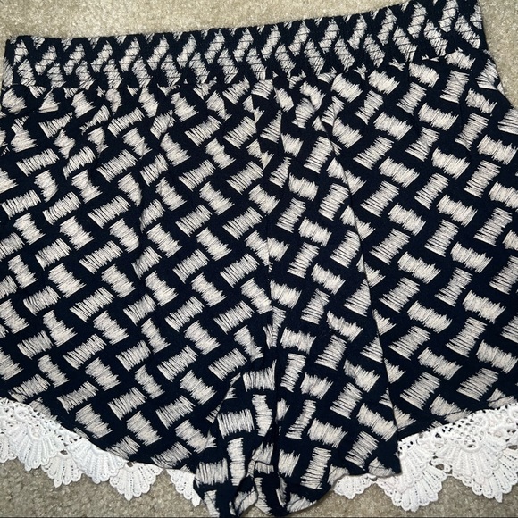 A. Byer Black & Cream High Waist shorts size S - Picture 10 of 10
